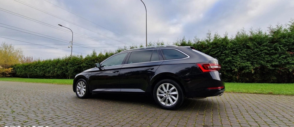Skoda Superb cena 89800 przebieg: 144000, rok produkcji 2017 z Warszawa małe 742